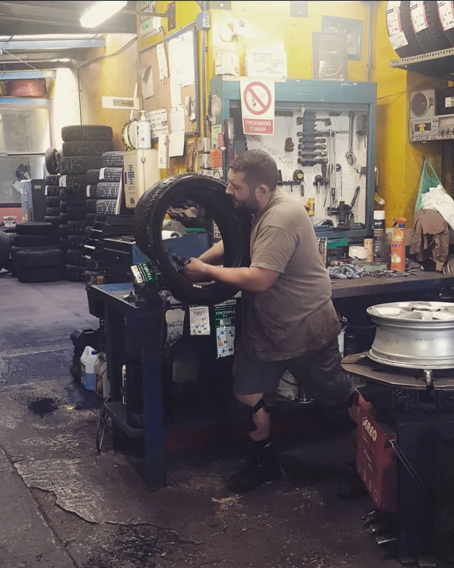Juan montando un neumático en el taller