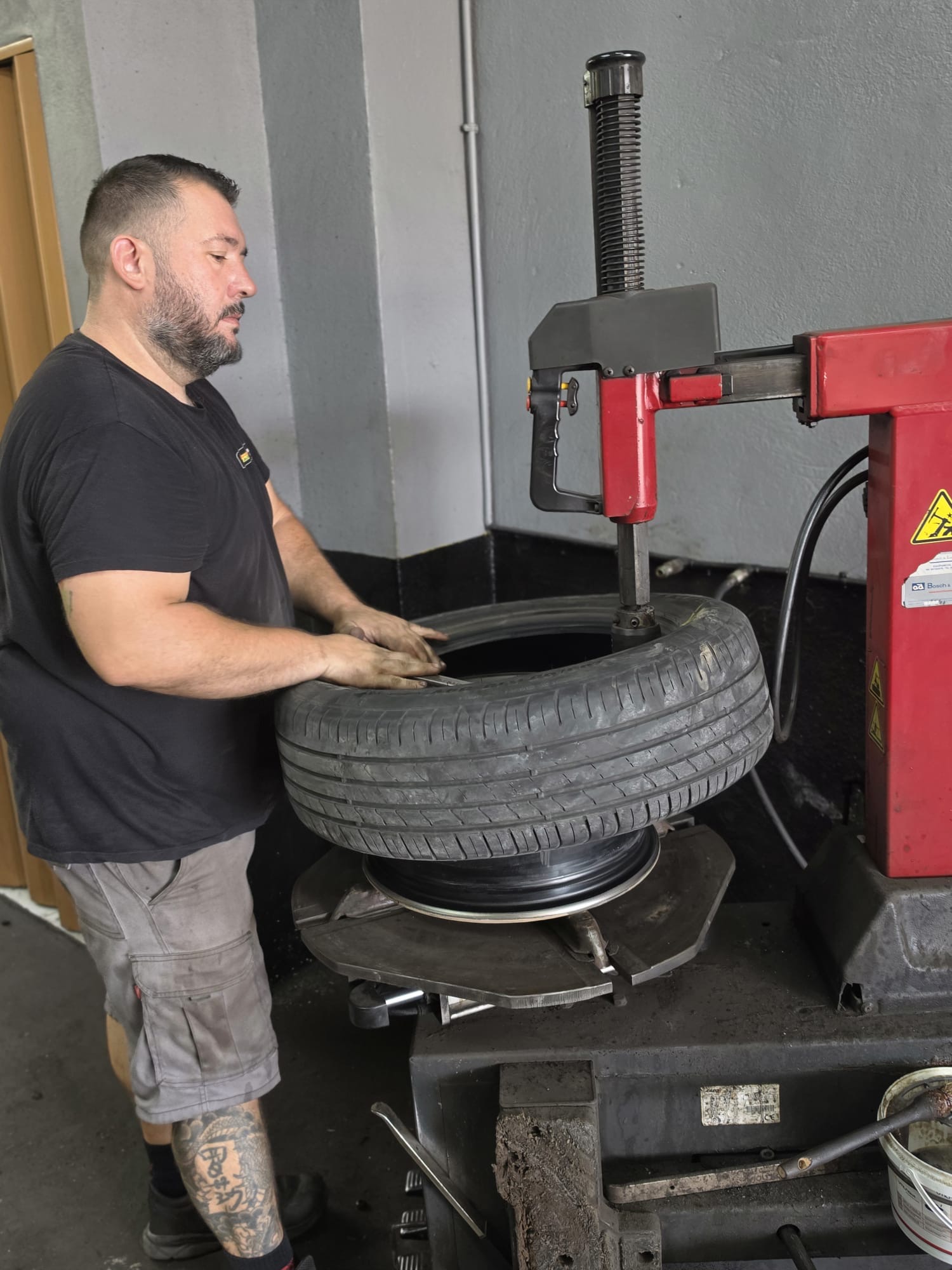 Montaje de un neumático en el taller