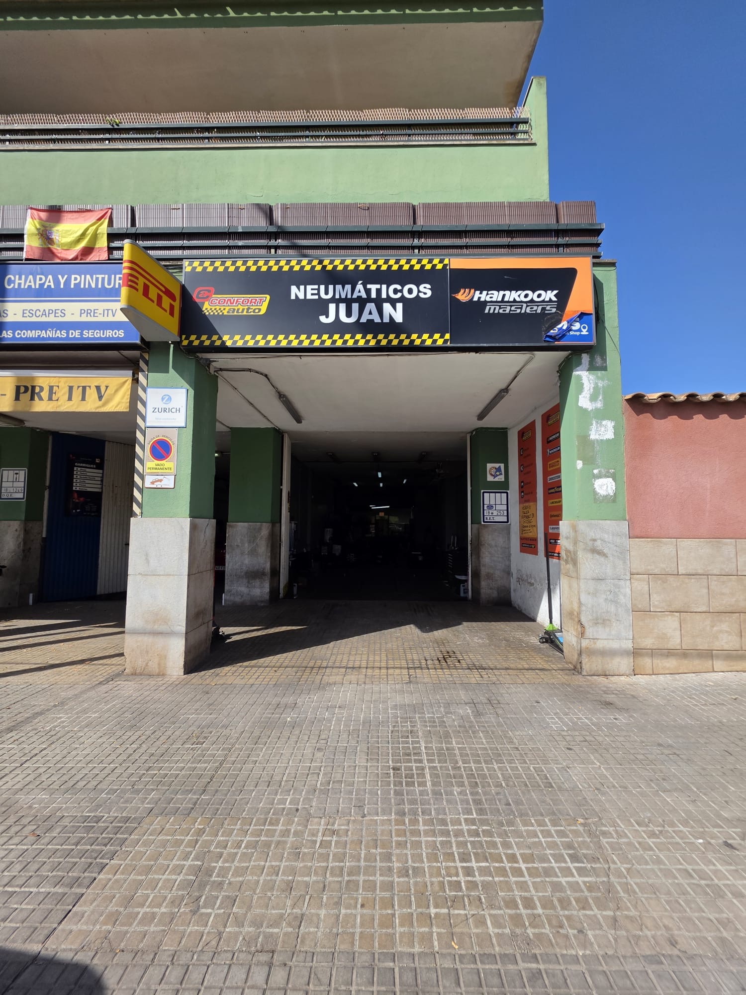 Interior del taller: zona de alineación y equilibrado